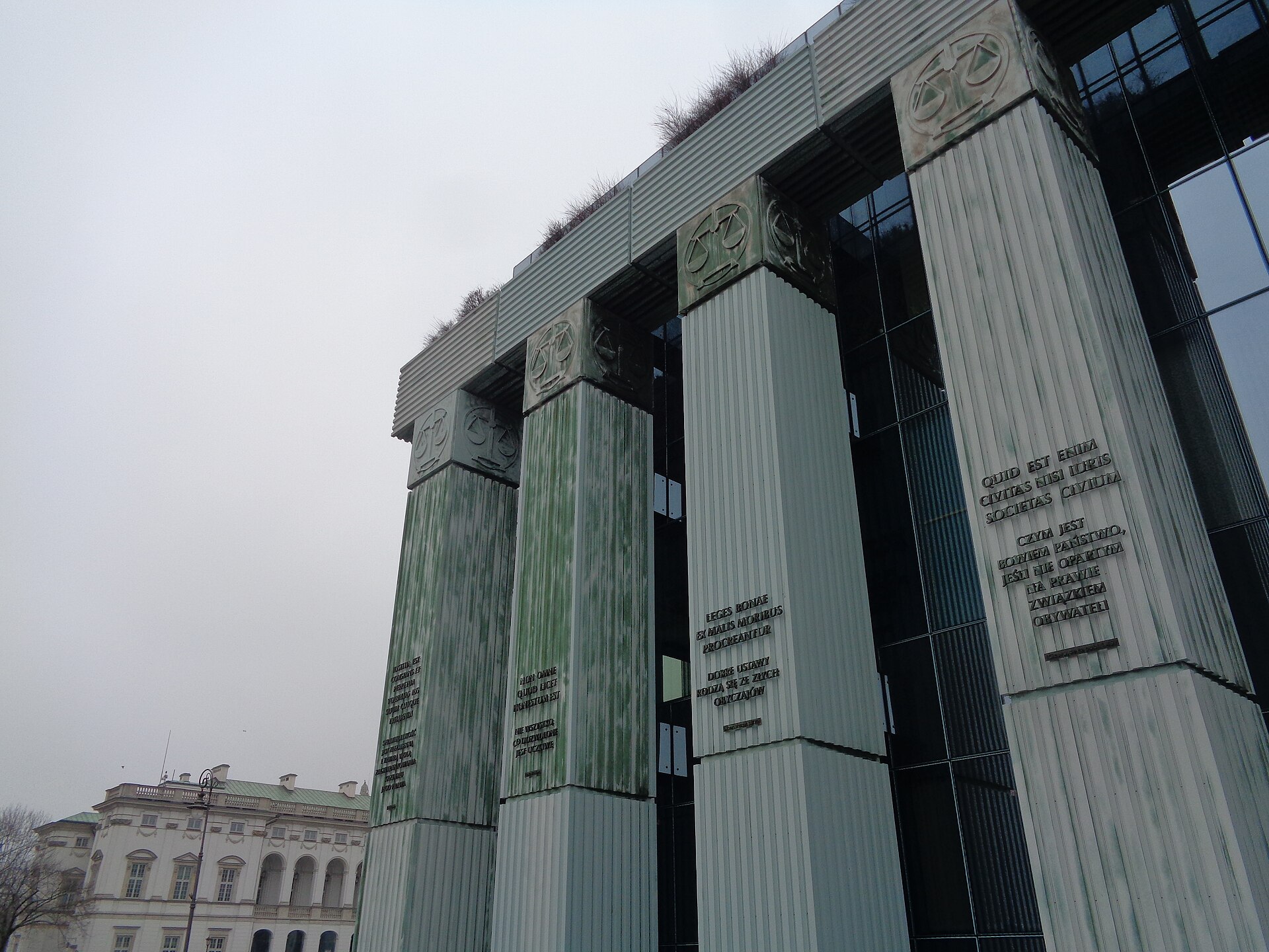 Kolumnada Sądu Najwyższego w Warszawie z wyrytymi paremiami łacińskimi